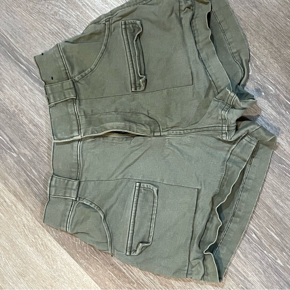 Hollister women's Cargo Shorts in Khaki Green